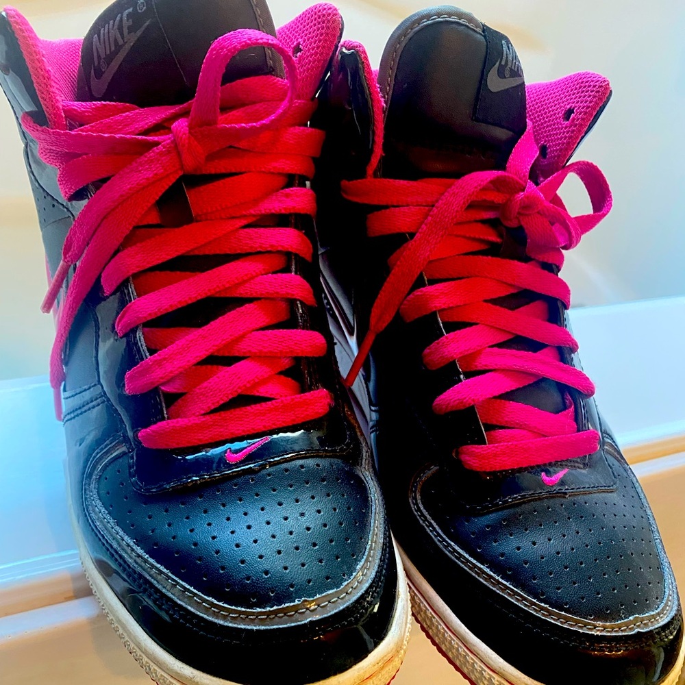 Nike Air High Top Shoes Sneakers Size 8.5, Black with hot pink swoosh